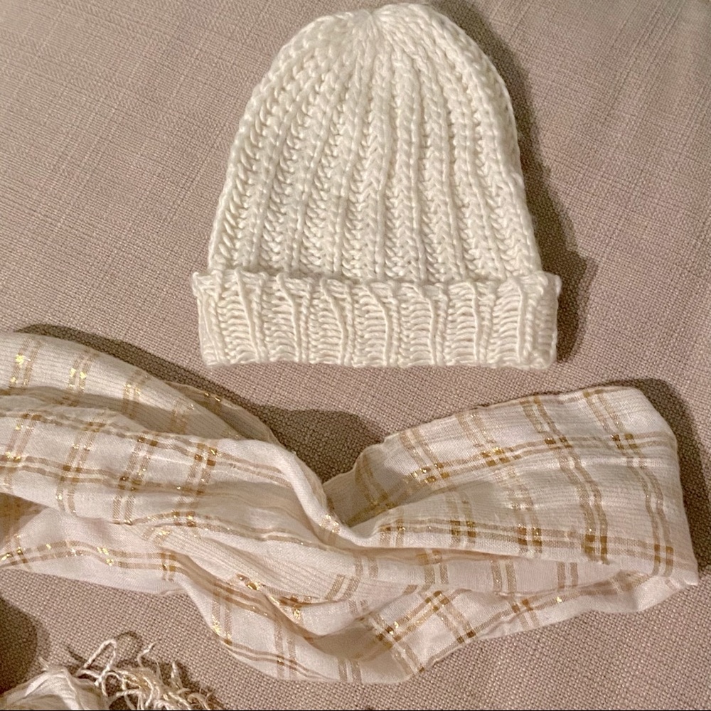 H&M- Beige Knitted Beanie